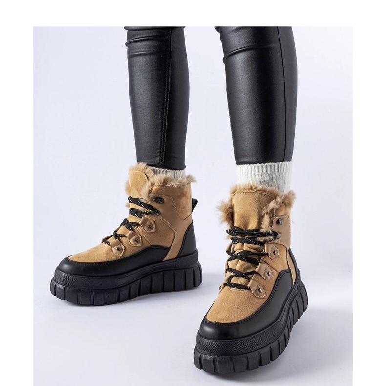 Botas beige en una suela masiva 1 Botas beige en una suela masiva 1