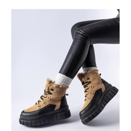 Botas beige en una suela masiva 2