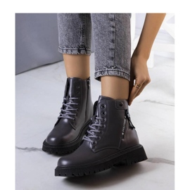 Botas de montaña grises con aislamiento 1