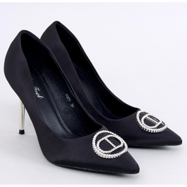 Tacones negros con decoración de cristal. 4
