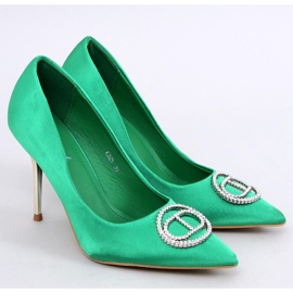 Tacones verdes con decoración de cristal. 5