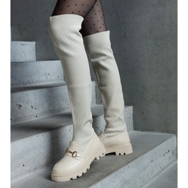 Botas beige claro con parte superior flexible y tacón plano. 1 Botas beige claro con parte superior flexible y tacón plano. 1