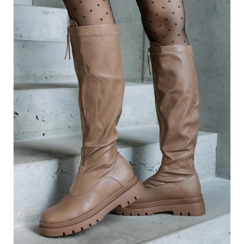 Botas marrones de ecopiel con tacón plano decorado con cremallera marrón 1