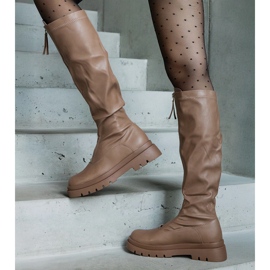 Botas marrones de ecopiel con tacón plano decorado con cremallera marrón 2