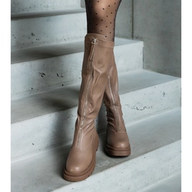 Botas marrones de ecopiel con tacón plano decorado con cremallera marrón 3