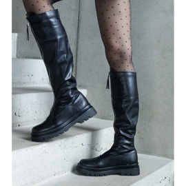 Botas negras de ecopiel con tacón plano decoradas con cremallera. negro 2