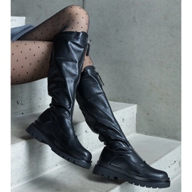 Botas negras de ecopiel con tacón plano decoradas con cremallera. negro 3