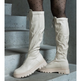 Botas de ecopiel beige con tacón plano decorado con cremallera. 3