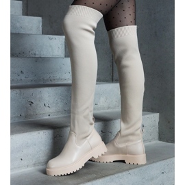 Botas beige claro con parte superior flexible y tacón plano. 2