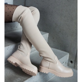 Botas beige claro con parte superior flexible y tacón plano. 3