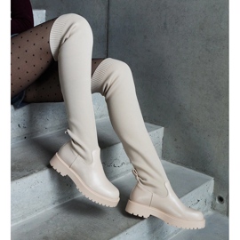 Botas beige claro con parte superior flexible y tacón plano. 4