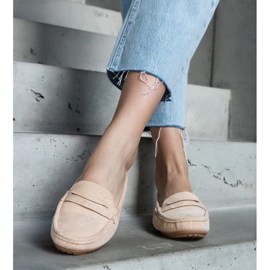 Mocasines de mujer beige confeccionados en ante ecológico. 2 Mocasines de mujer beige confeccionados en ante ecológico. 2