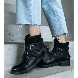 Botines negros decorados con tachuelas y tacón plano. 3