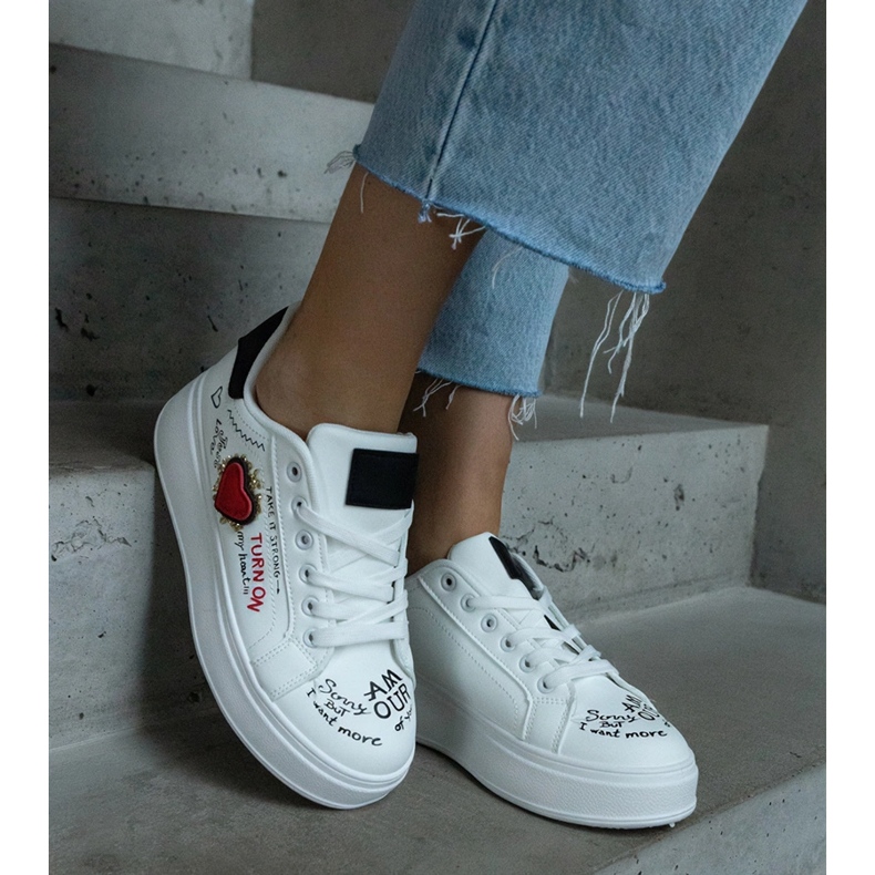 Zapatillas blancas decoradas con parche e inscripciones en la plataforma. blanco 1