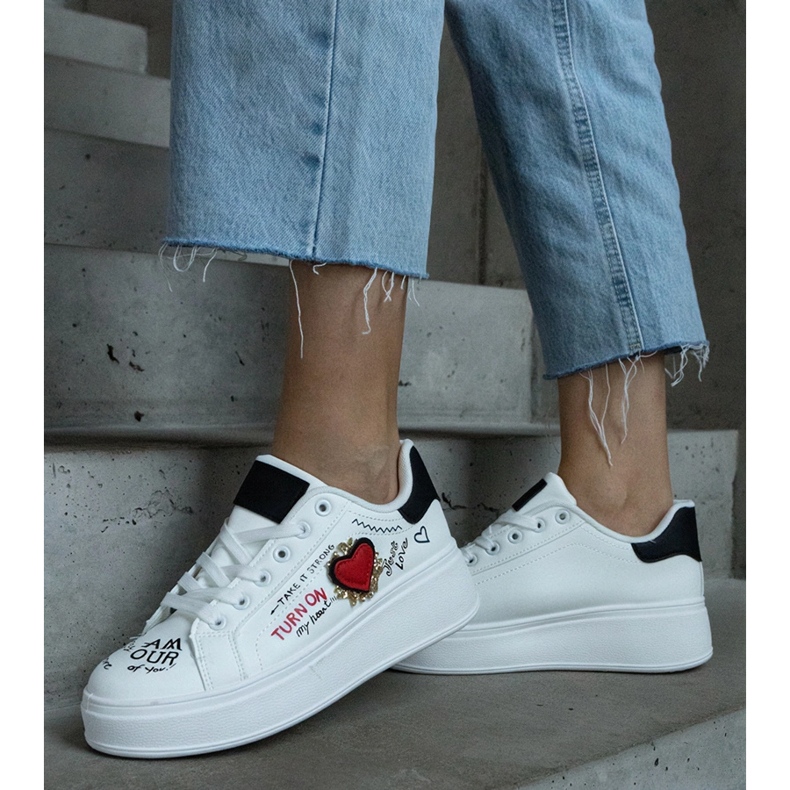 Zapatillas blancas decoradas con parche e inscripciones en la plataforma. blanco 2