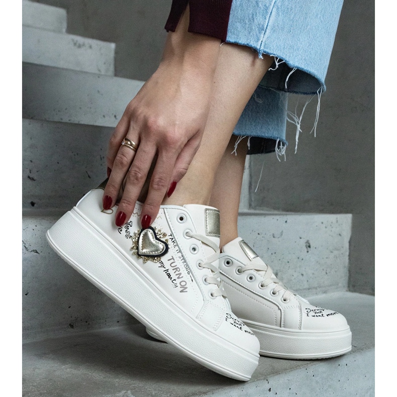 Zapatillas beige decoradas con parche e inscripciones en la plataforma Etara 2