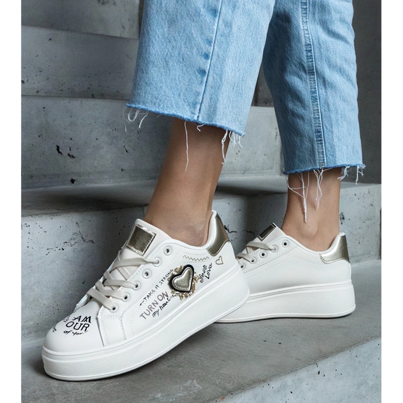 Zapatillas beige decoradas con parche e inscripciones en la plataforma Etara 1