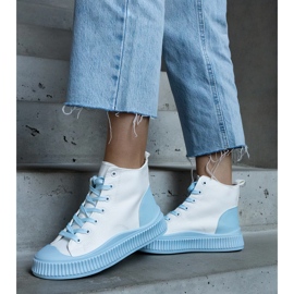 Zapatillas con plataforma en blanco y azul. 1 Zapatillas con plataforma en blanco y azul. 1