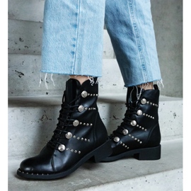 Botines negros con cordones decorados con tachuelas 1