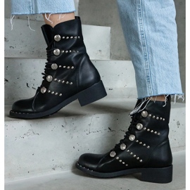 Botines negros con cordones decorados con tachuelas 2