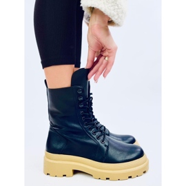 Botas negras atadas al protector negro 5