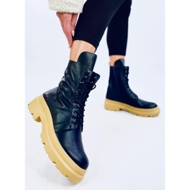 Botas negras atadas al protector negro 4