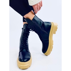 Botas negras atadas al protector negro 2