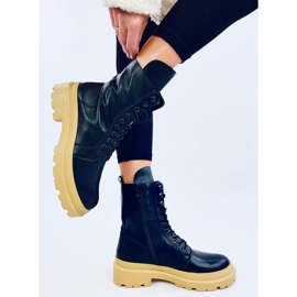 Botas negras atadas al protector negro 3