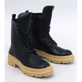 Botas negras atadas al protector negro 1