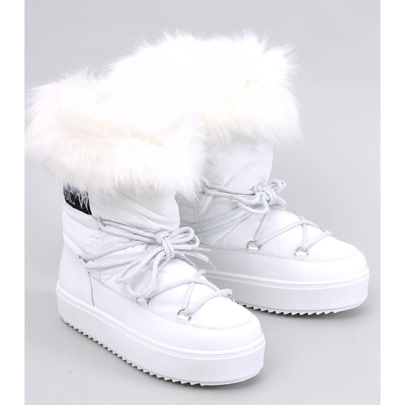Botas de nieve blancas con pelo. blanco 1