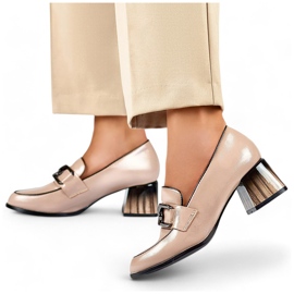 Zapatos de mujer elegantes beige con tacón rojo, zapatos de salón de charol. 3