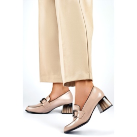 Zapatos de mujer elegantes beige con tacón rojo, zapatos de salón de charol. 4