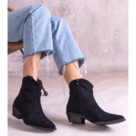 Botas de vaquero negro tobillo aislado 1