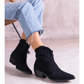 Botas de vaquero negro tobillo aislado 2