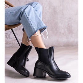 Chanclas negras con tacón alto. negro 1