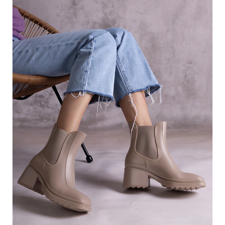 Botas de agua beige con tacón alto. 2 Botas de agua beige con tacón alto. 2