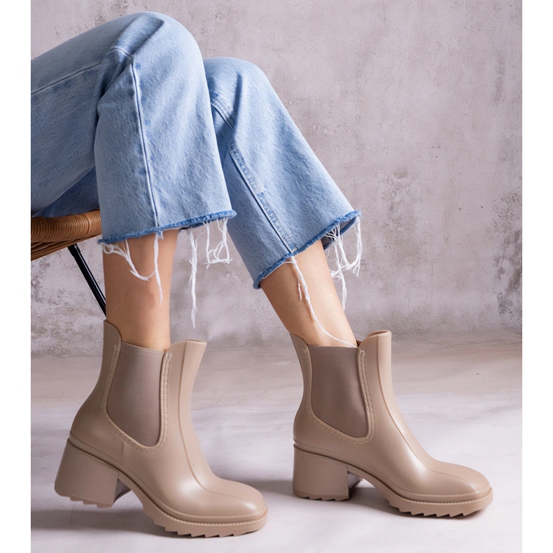 Botas de agua beige con tacón alto. 1
