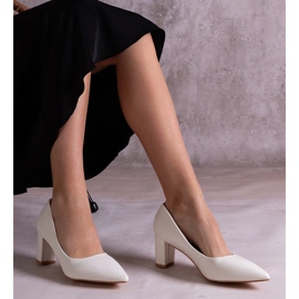 Bombas blancas en el poste blanco 1 Bombas blancas en el poste blanco 1