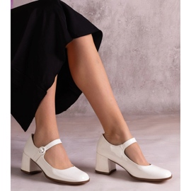 Bombas barnizadas blancas con una tira en el poste blanco 1