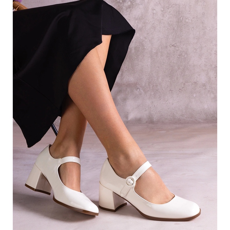 Bombas barnizadas blancas con una tira en el poste blanco 2