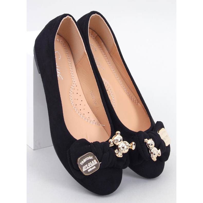 Bailarinas de gamuza con un oso de peluche negro 1