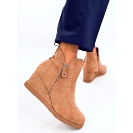 Botas aislantes de camello aisladas en cuñas beige 4