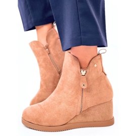 Botas aislantes de camello aisladas en cuñas beige 3