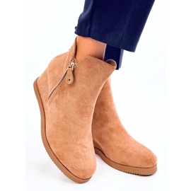 Botas aislantes de camello aisladas en cuñas beige 5