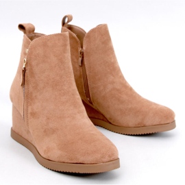 Botas aislantes de camello aisladas en cuñas beige 1