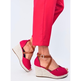 Sandalias en el techo de juguete de anclaje rojo 2