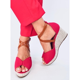Sandalias en el techo de juguete de anclaje rojo 1