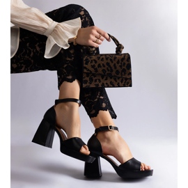 Sandalias de mujeres negras en un tacón masivo negro 2
