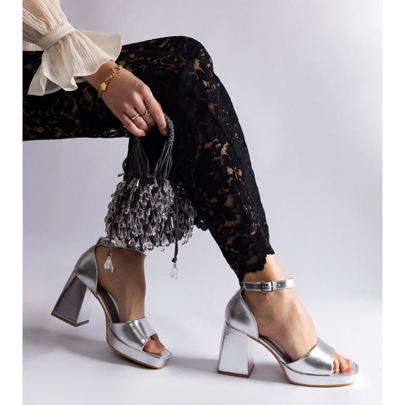 Sandalias de mujeres plateadas con un tacón metálico masivo plata 1