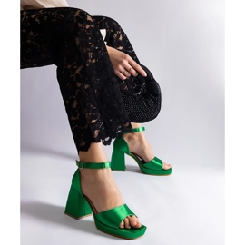 Sandalias de raso verde con tacones enormes. 3